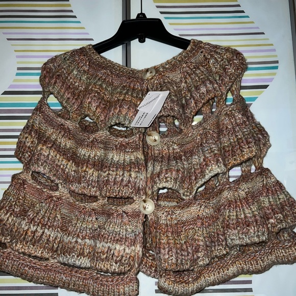 Hand knitted heavy cape/shawl - Picture 3 of 8